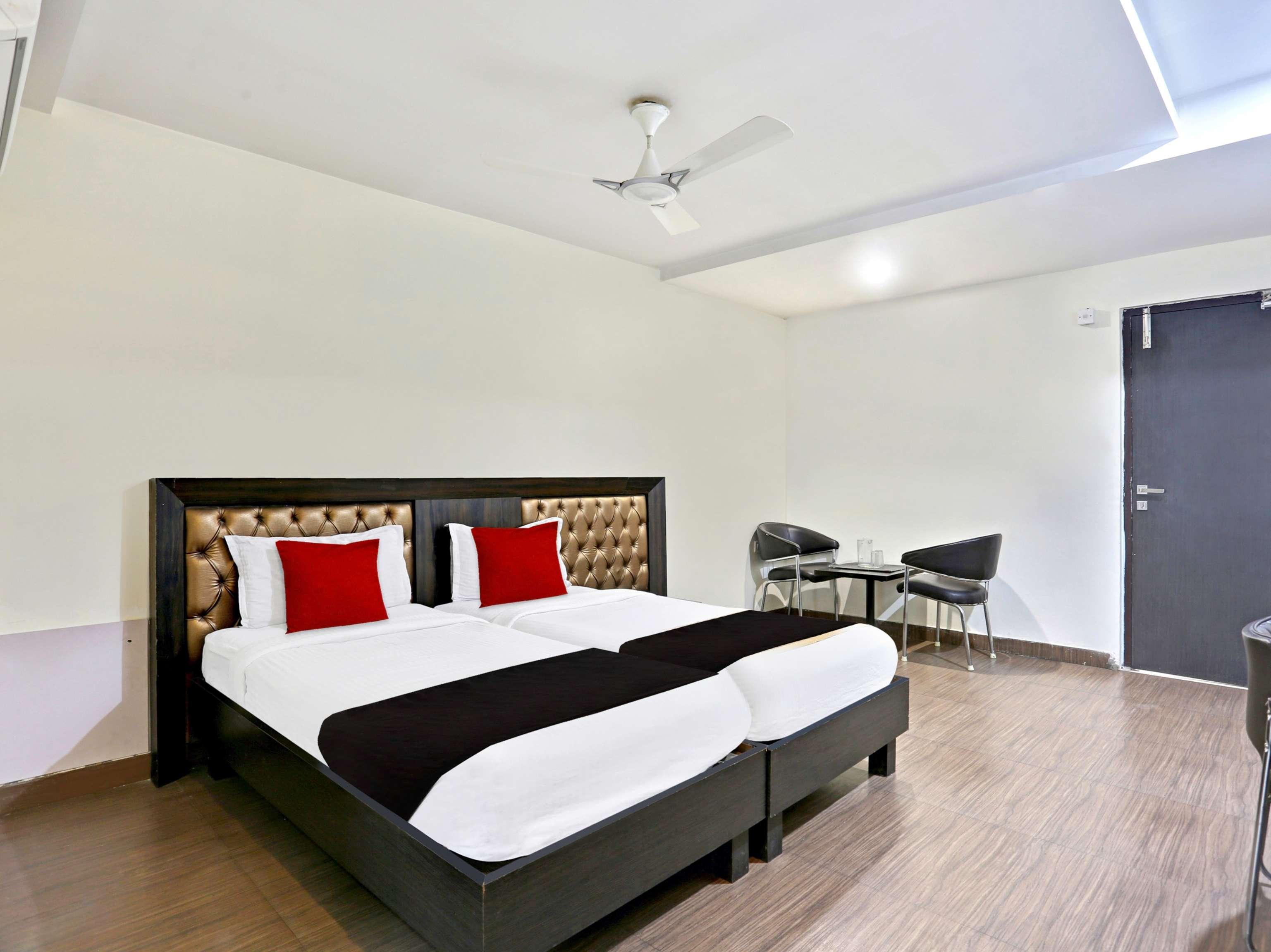 Townhouse Halcyon Deccan Inn Near Shilparamam Kondapur  Экстерьер фото