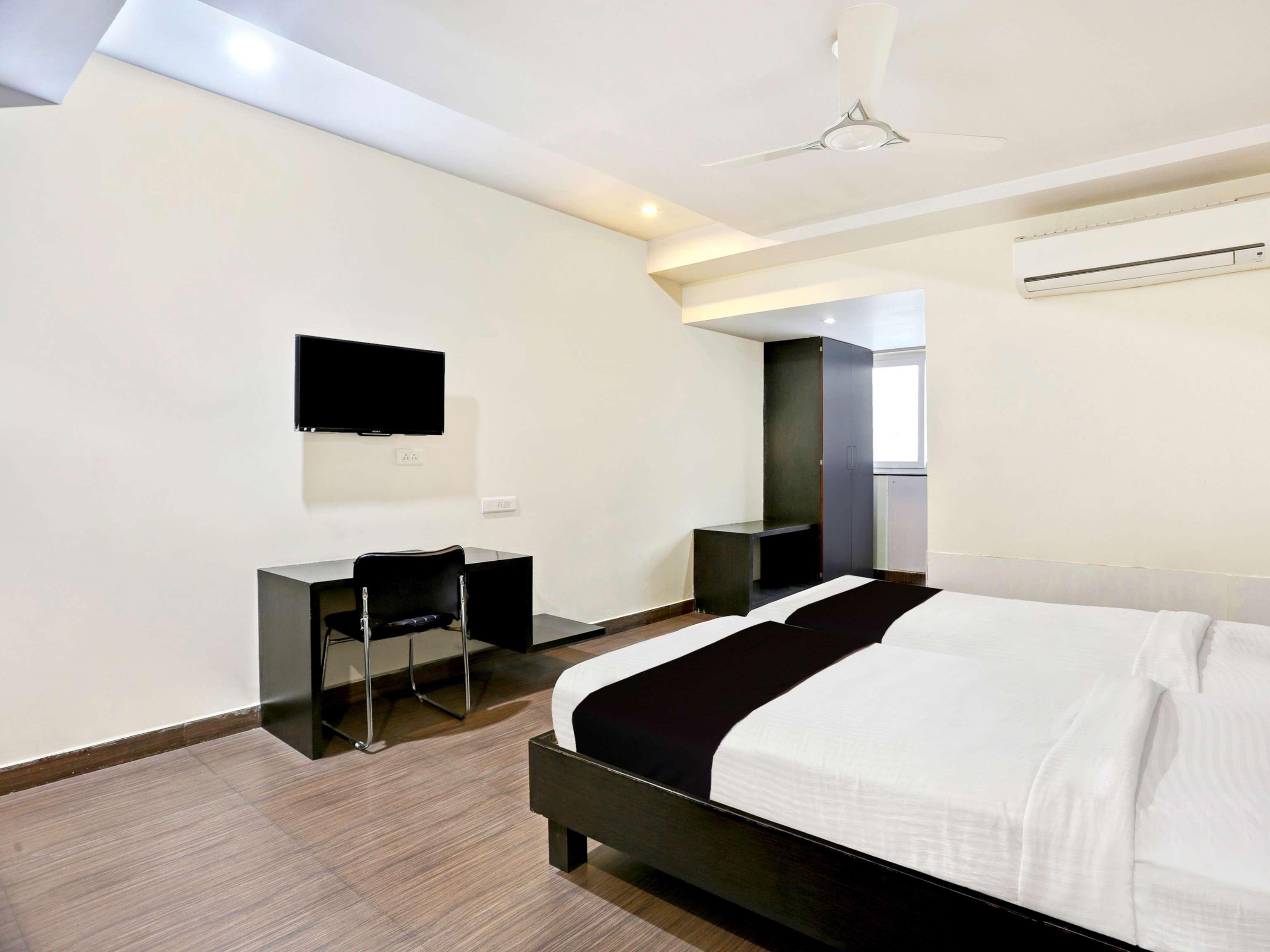 Townhouse Halcyon Deccan Inn Near Shilparamam Kondapur  Экстерьер фото