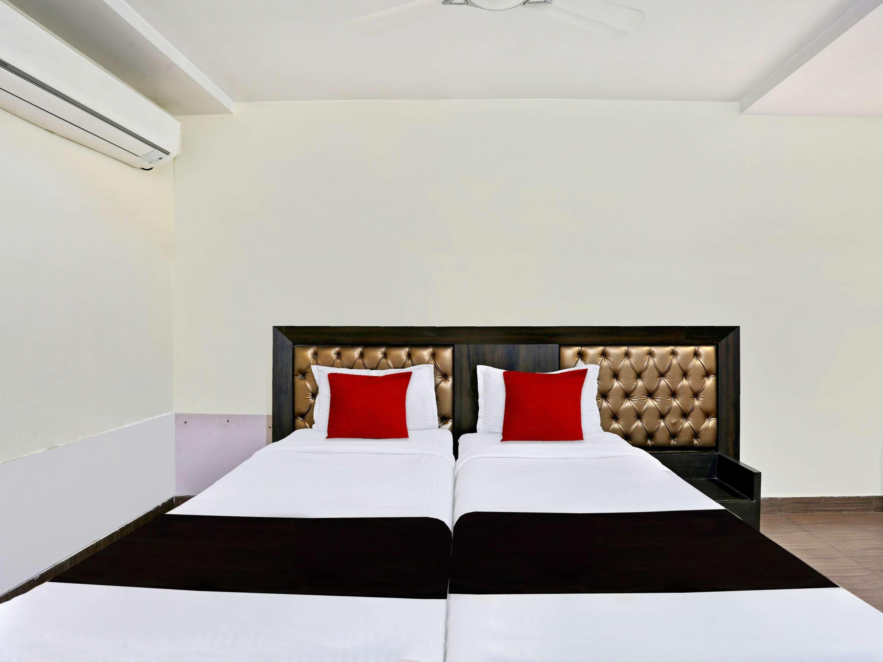 Townhouse Halcyon Deccan Inn Near Shilparamam Kondapur  Экстерьер фото