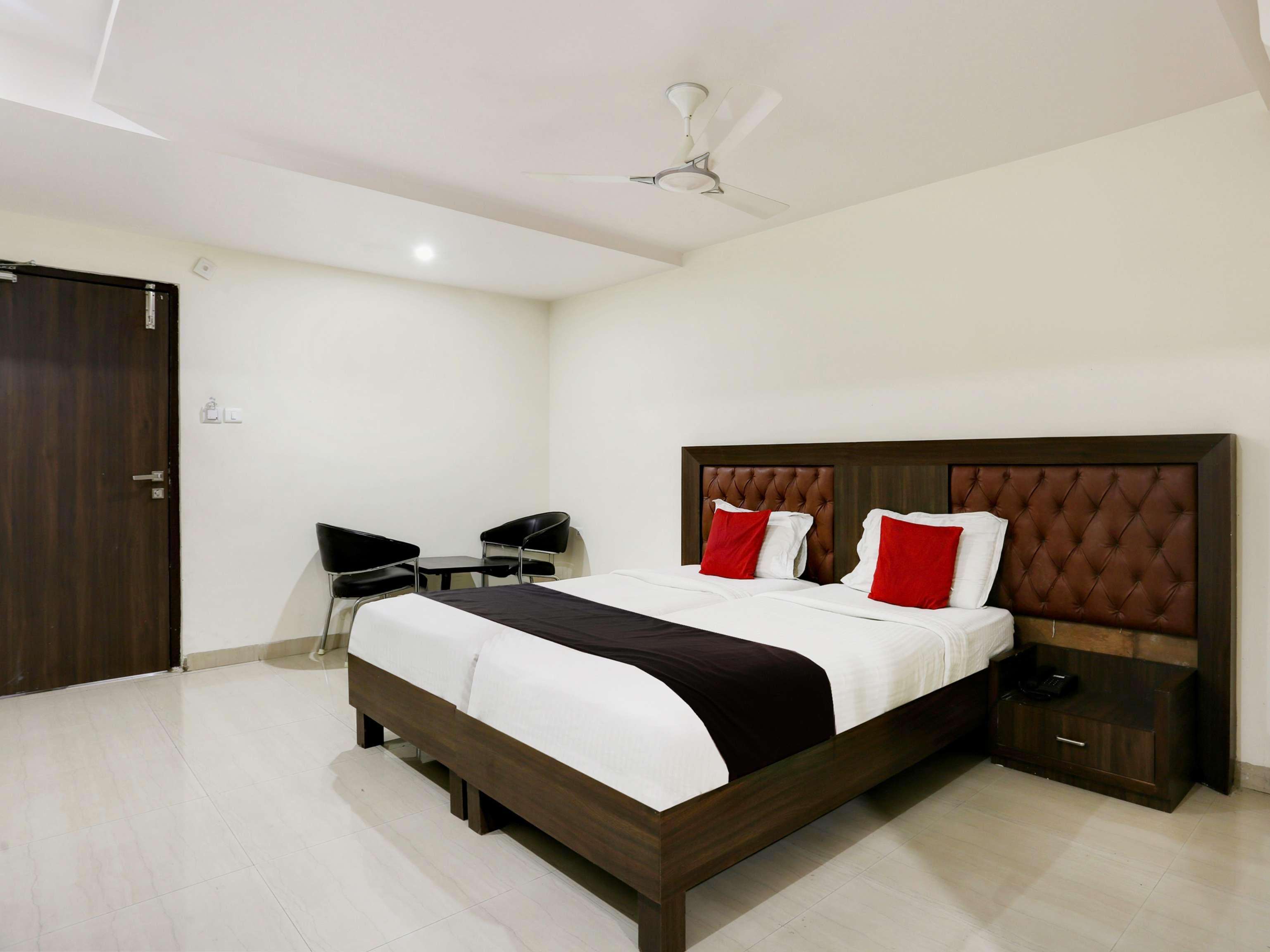 Townhouse Halcyon Deccan Inn Near Shilparamam Kondapur  Экстерьер фото