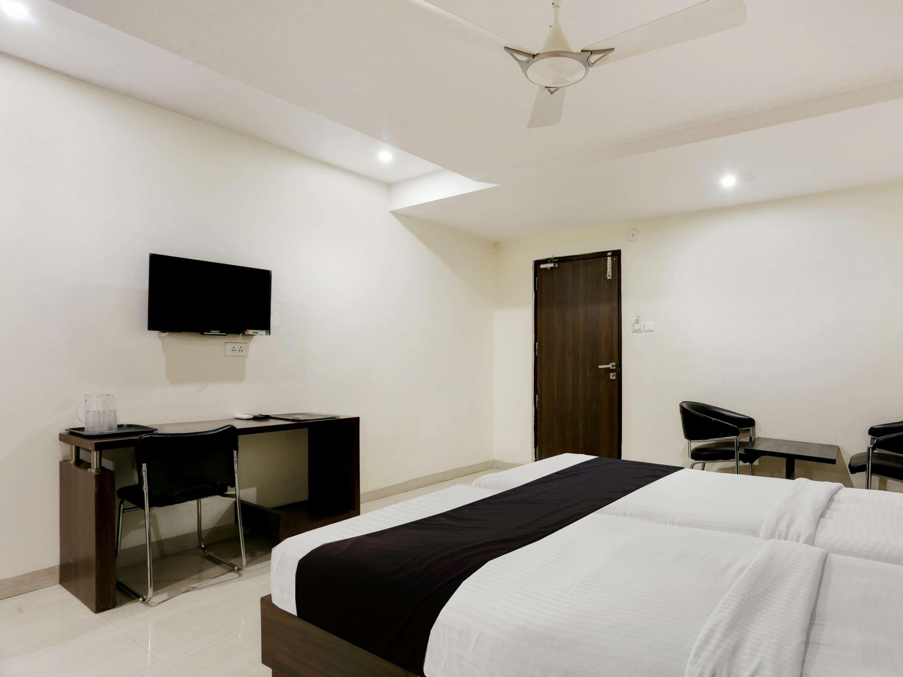Townhouse Halcyon Deccan Inn Near Shilparamam Kondapur  Экстерьер фото