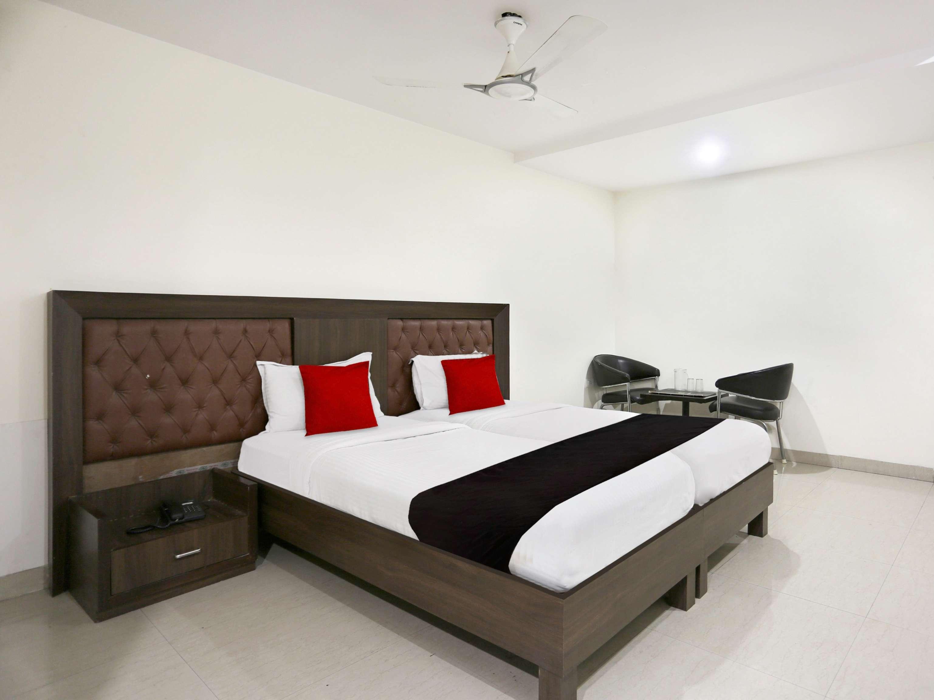 Townhouse Halcyon Deccan Inn Near Shilparamam Kondapur  Экстерьер фото