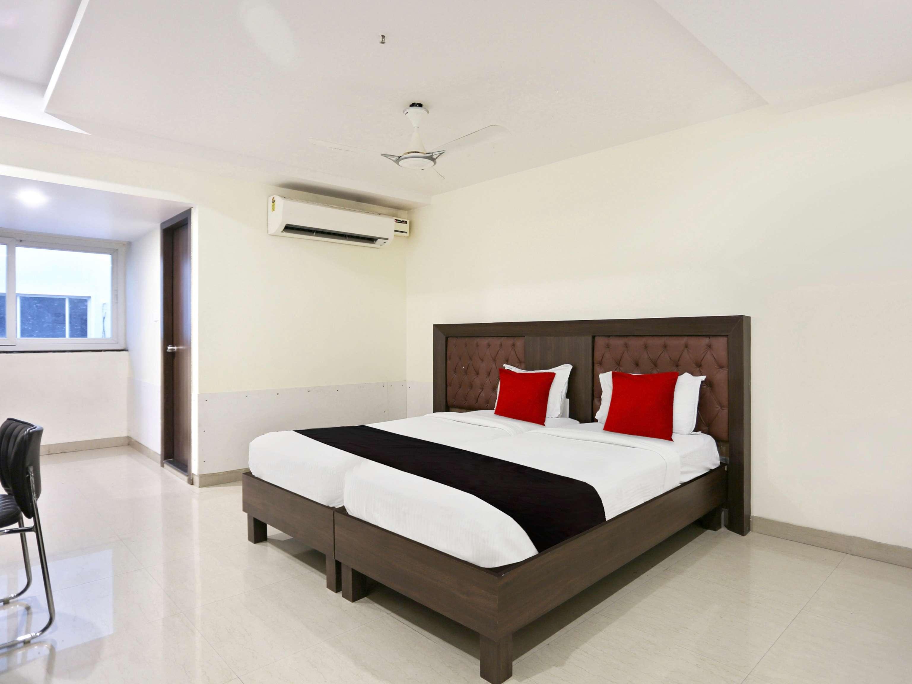 Townhouse Halcyon Deccan Inn Near Shilparamam Kondapur  Экстерьер фото