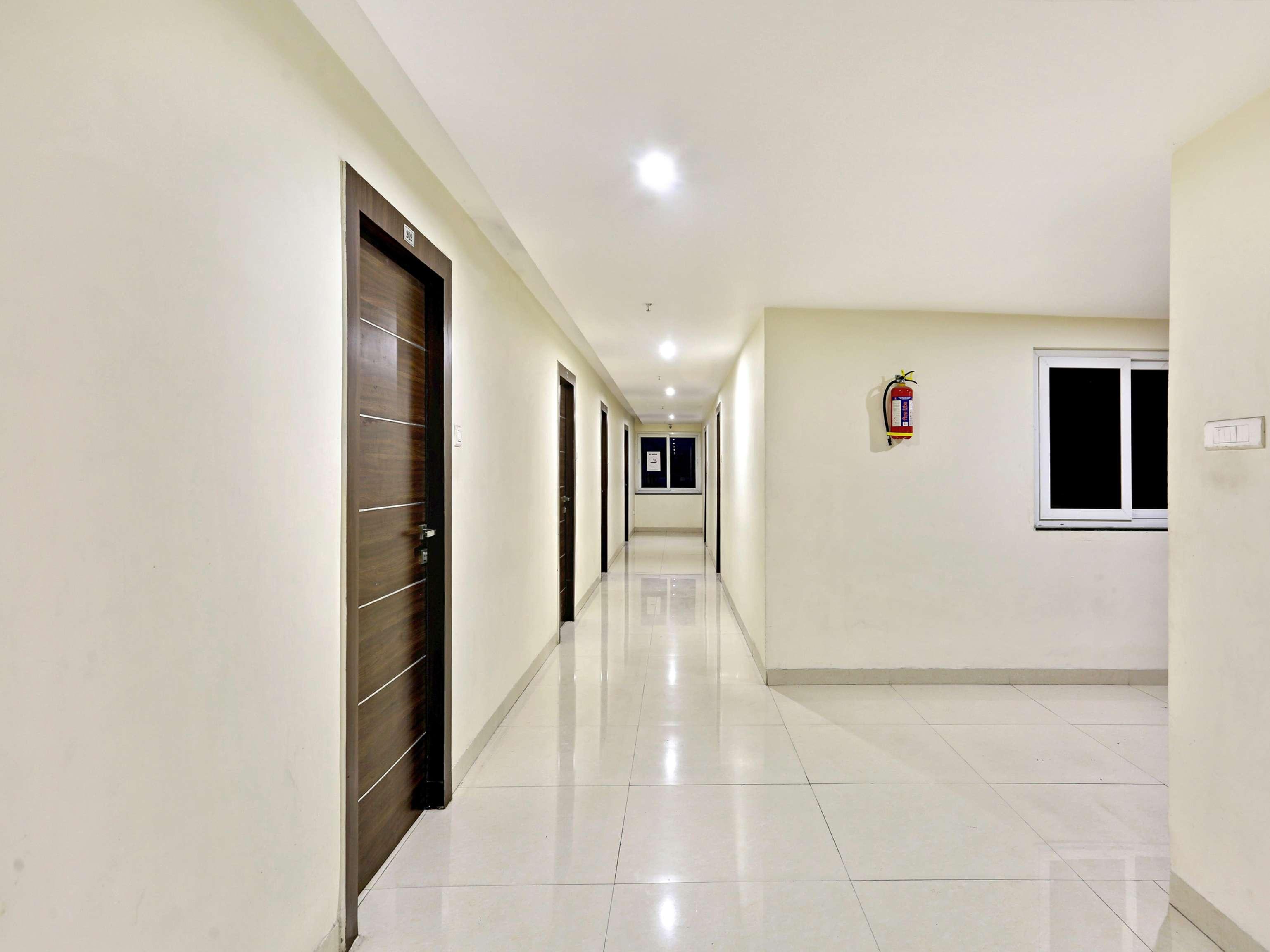 Townhouse Halcyon Deccan Inn Near Shilparamam Kondapur  Экстерьер фото