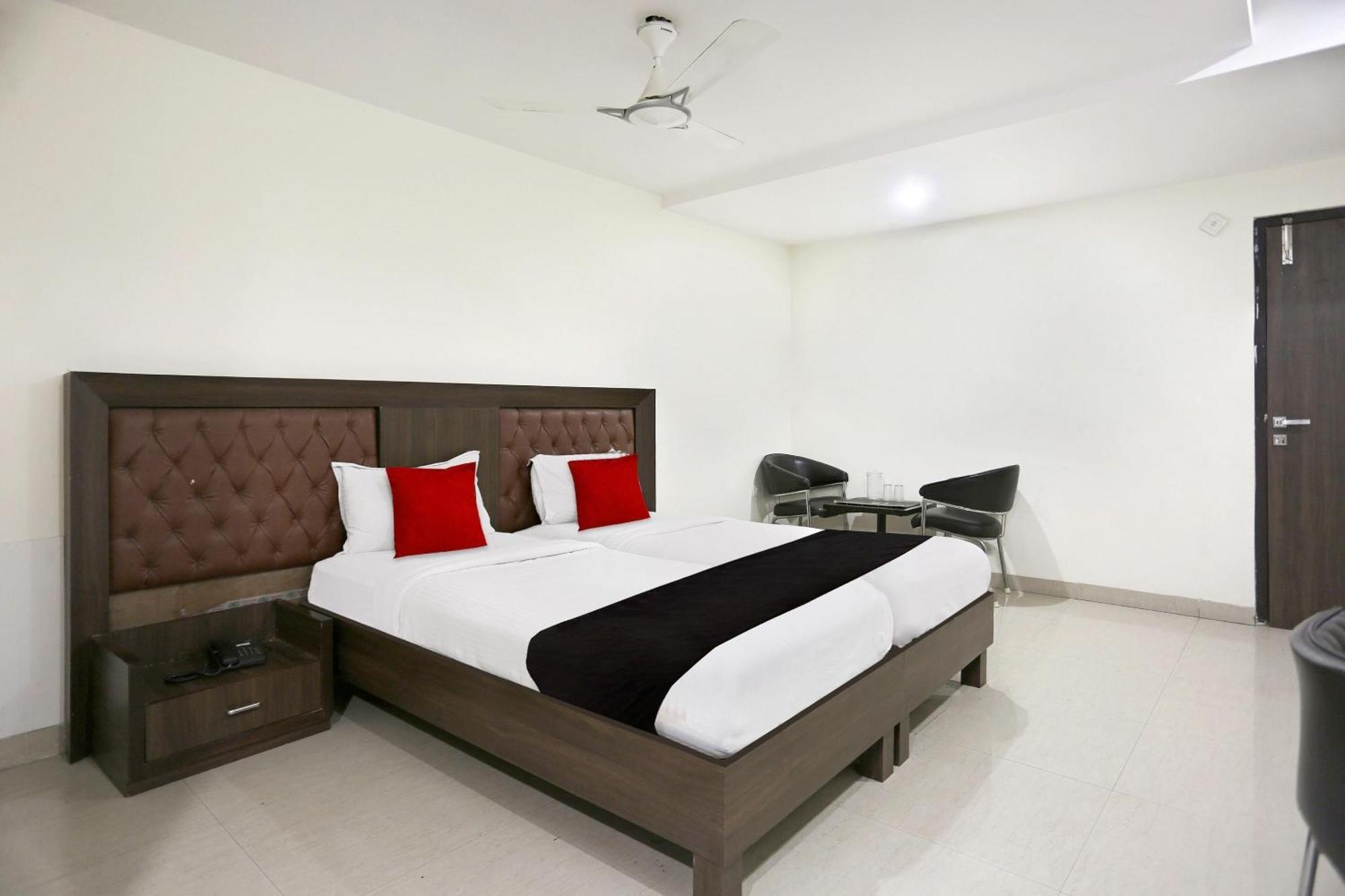 Townhouse Halcyon Deccan Inn Near Shilparamam Kondapur  Экстерьер фото