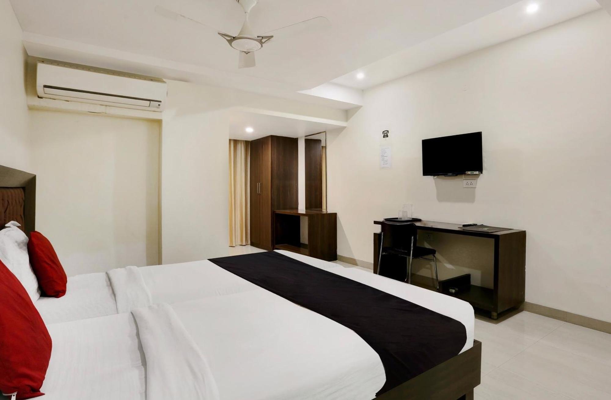 Townhouse Halcyon Deccan Inn Near Shilparamam Kondapur  Экстерьер фото