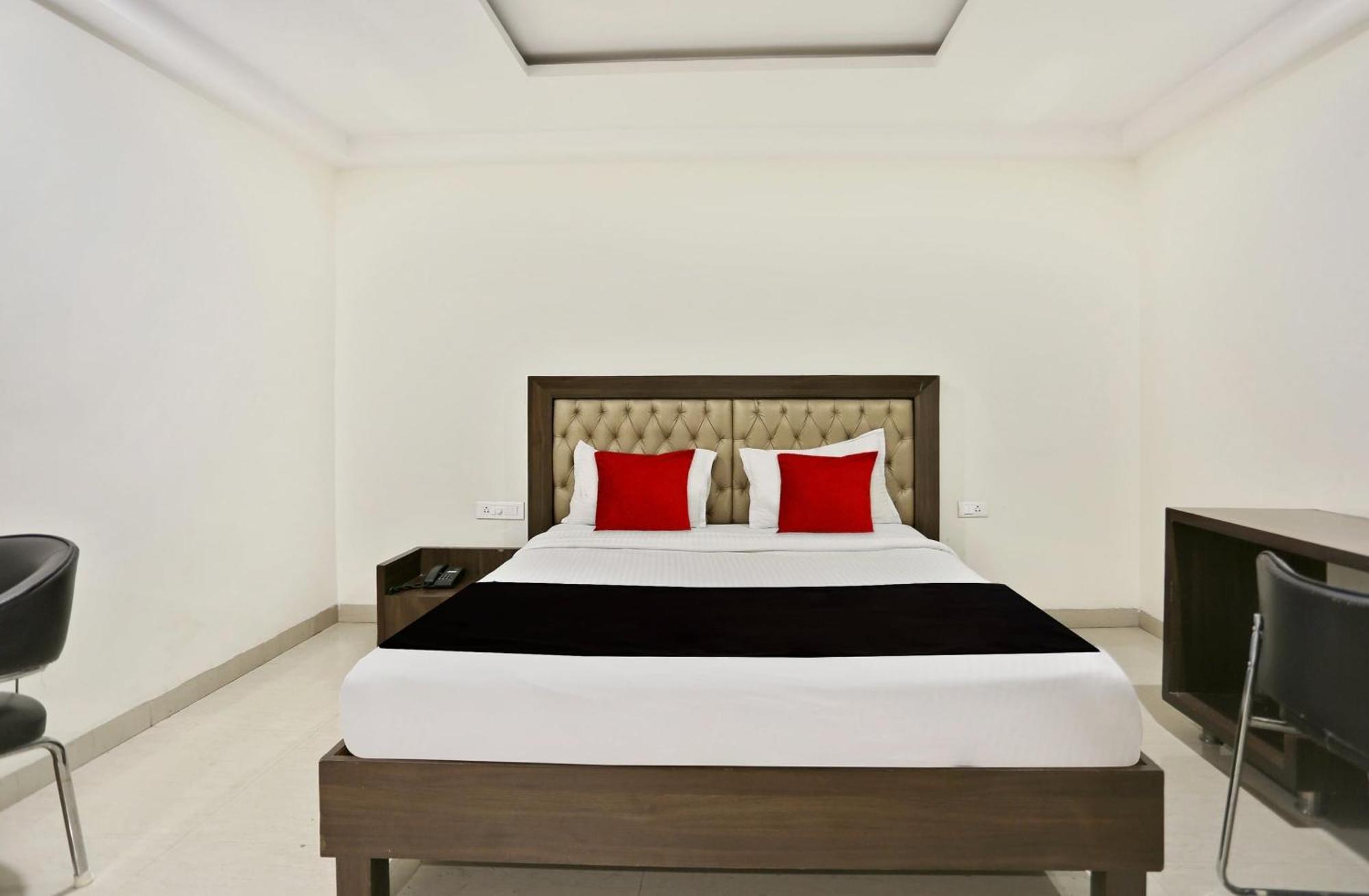 Townhouse Halcyon Deccan Inn Near Shilparamam Kondapur  Экстерьер фото