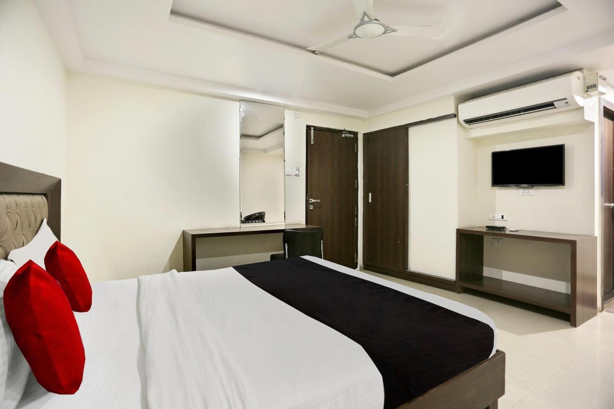 Townhouse Halcyon Deccan Inn Near Shilparamam Kondapur  Экстерьер фото