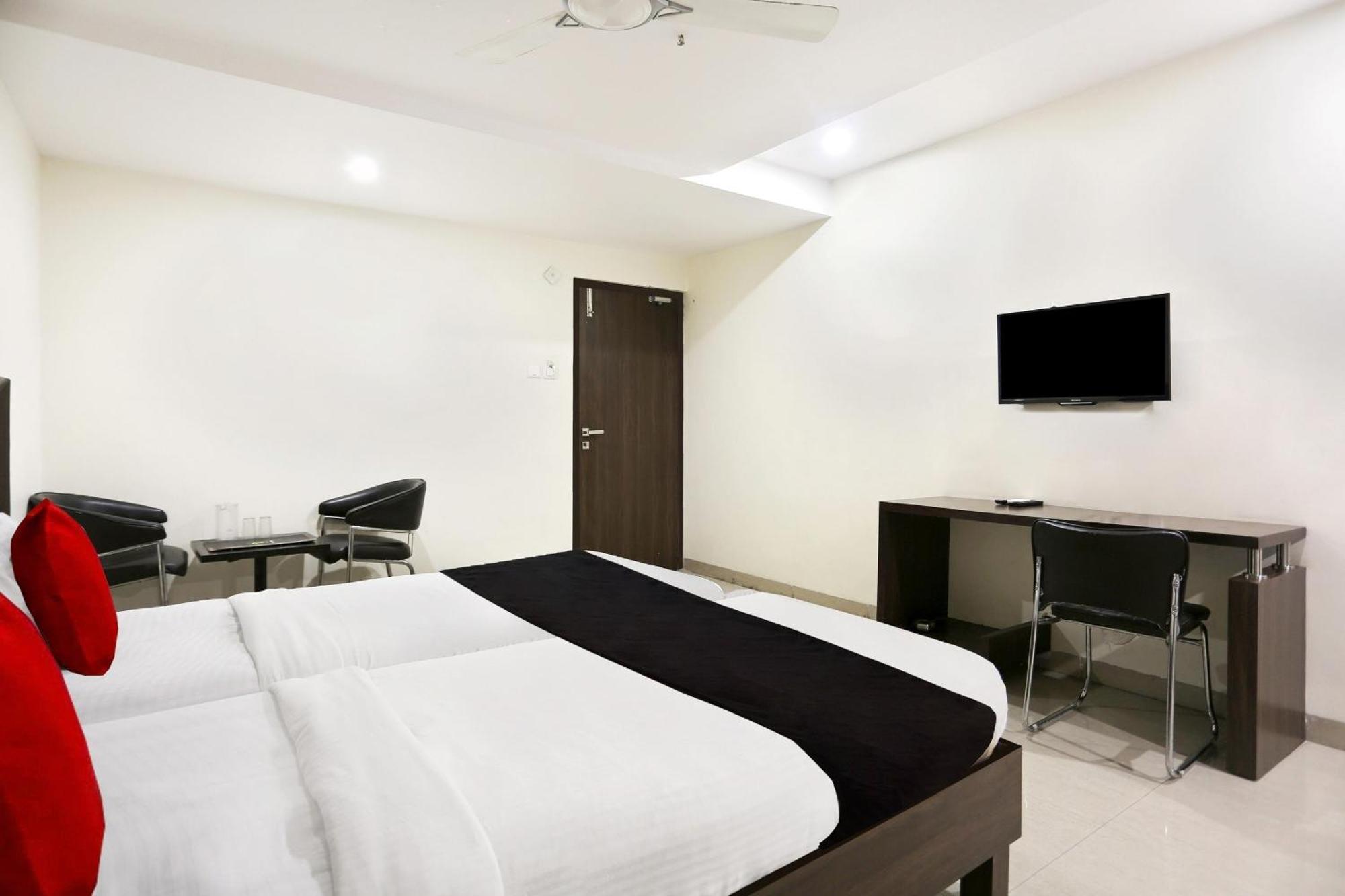 Townhouse Halcyon Deccan Inn Near Shilparamam Kondapur  Экстерьер фото