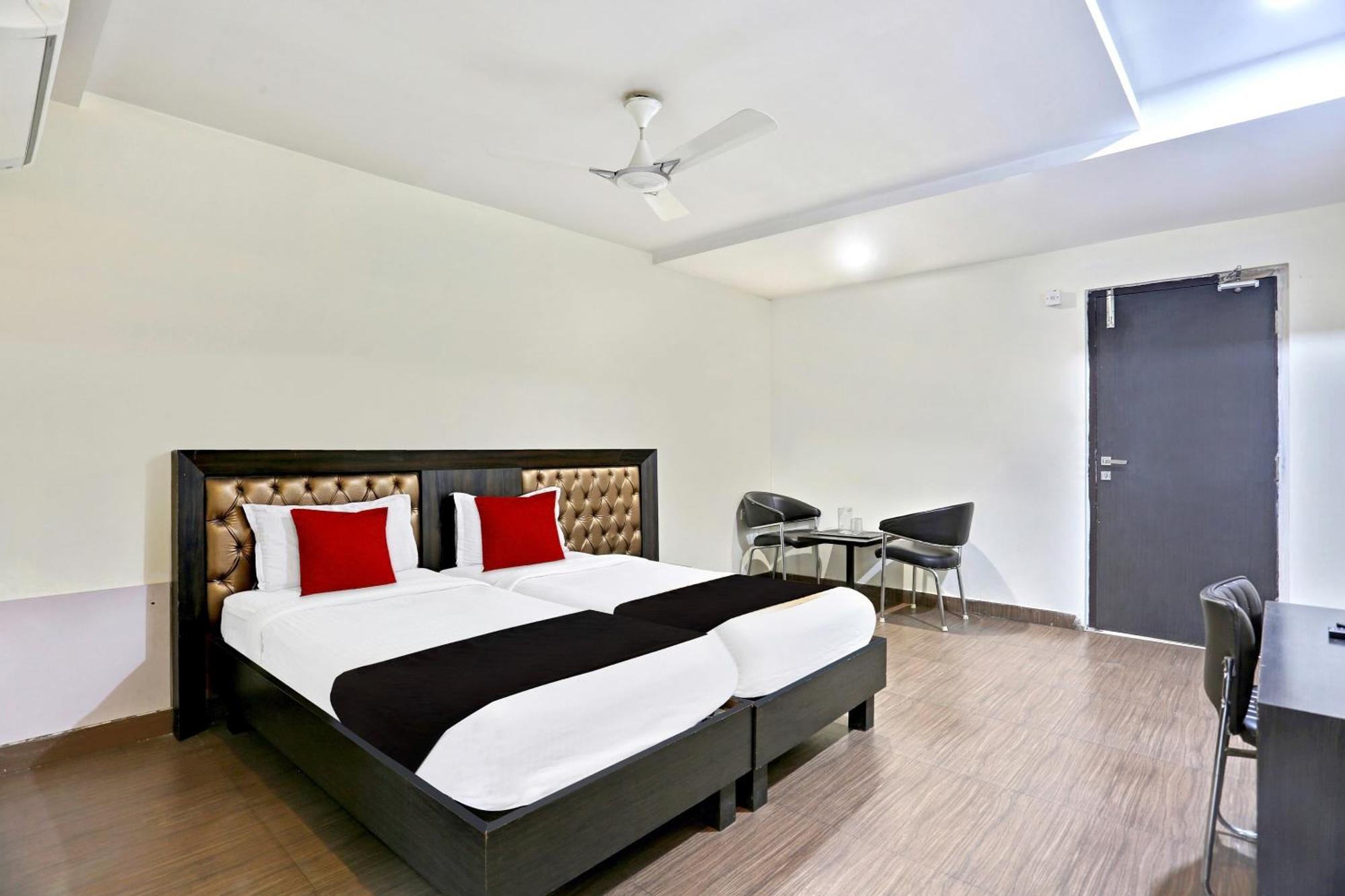 Townhouse Halcyon Deccan Inn Near Shilparamam Kondapur  Экстерьер фото