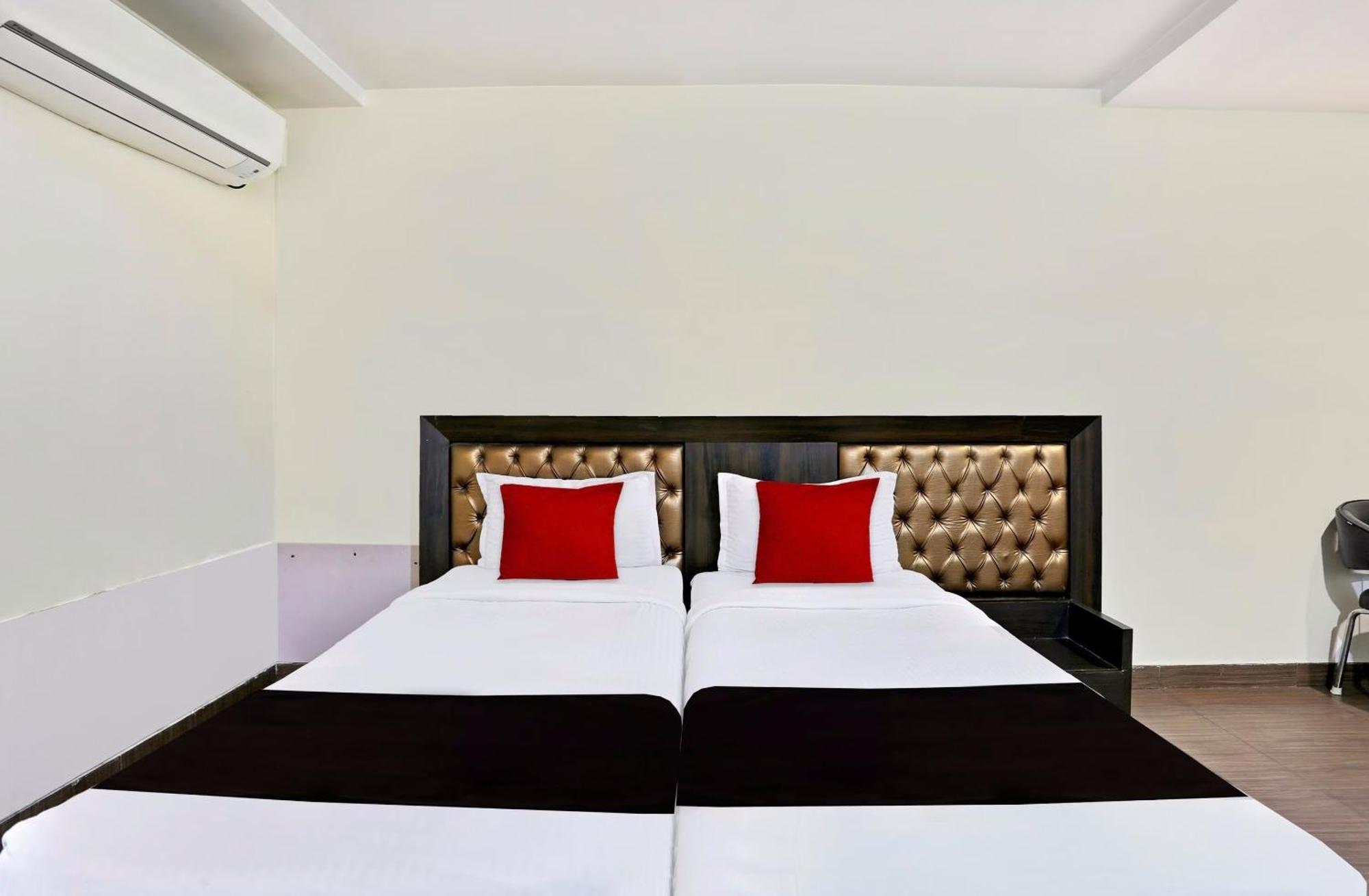 Townhouse Halcyon Deccan Inn Near Shilparamam Kondapur  Экстерьер фото