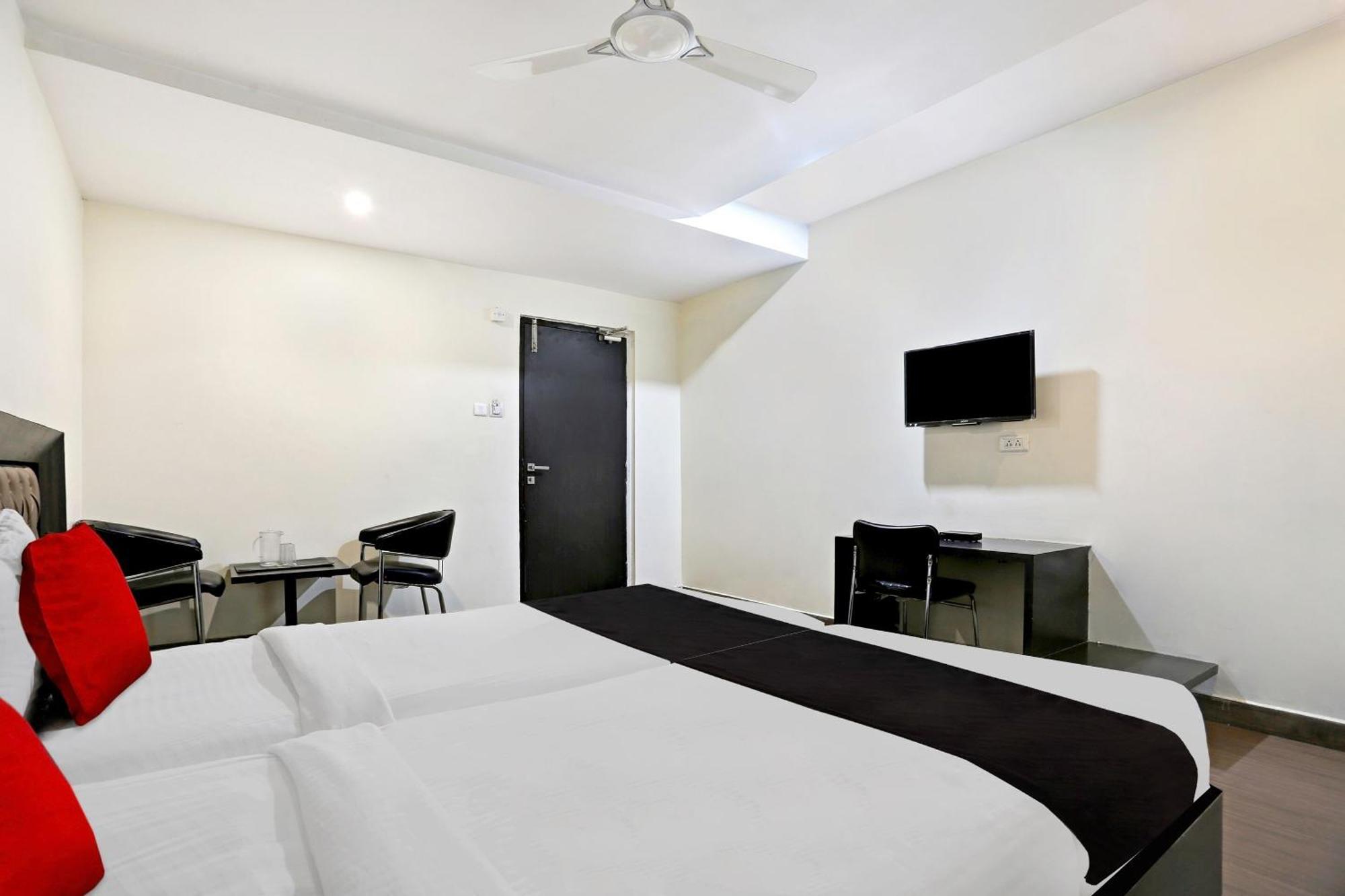 Townhouse Halcyon Deccan Inn Near Shilparamam Kondapur  Экстерьер фото