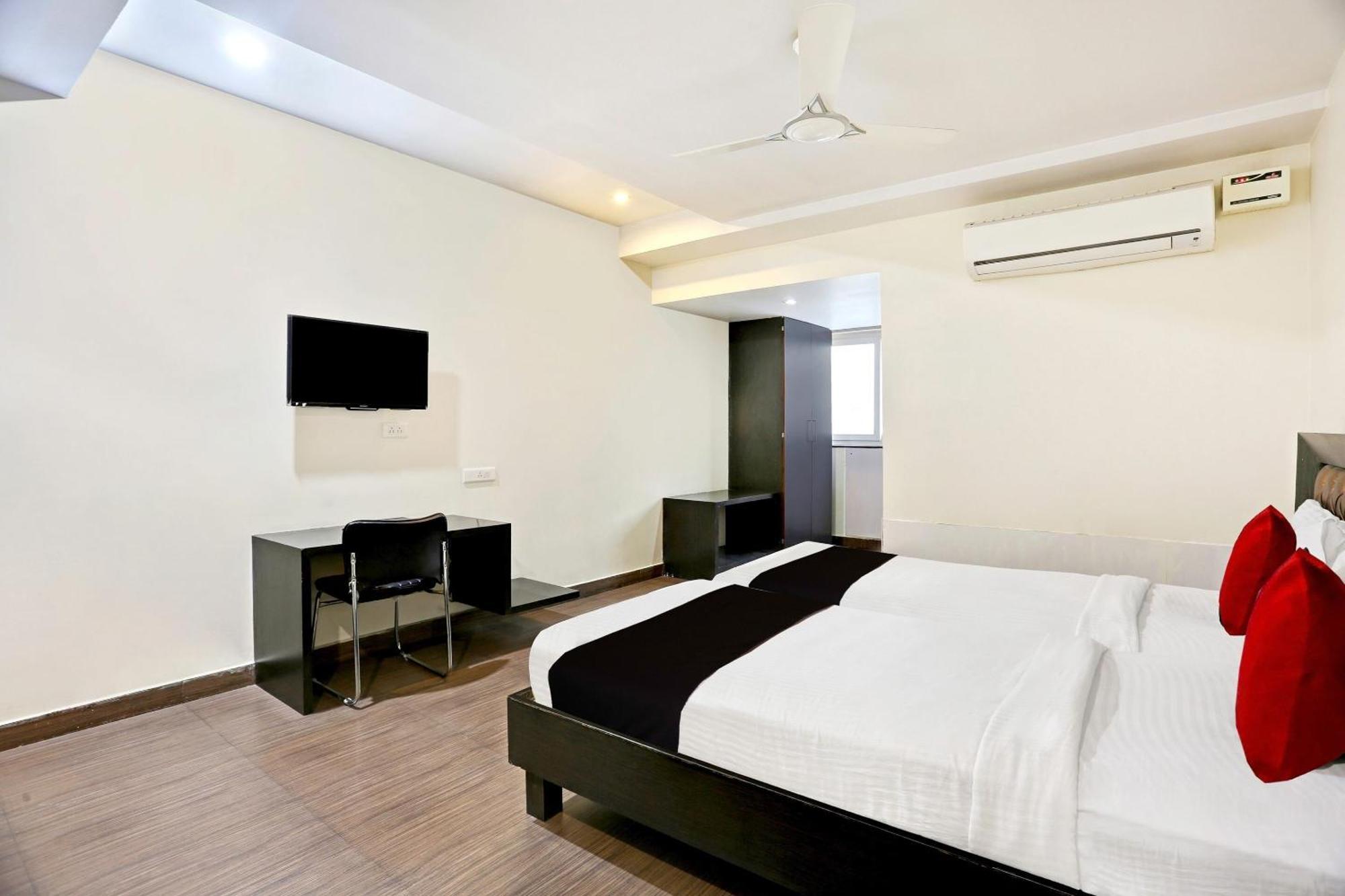 Townhouse Halcyon Deccan Inn Near Shilparamam Kondapur  Экстерьер фото