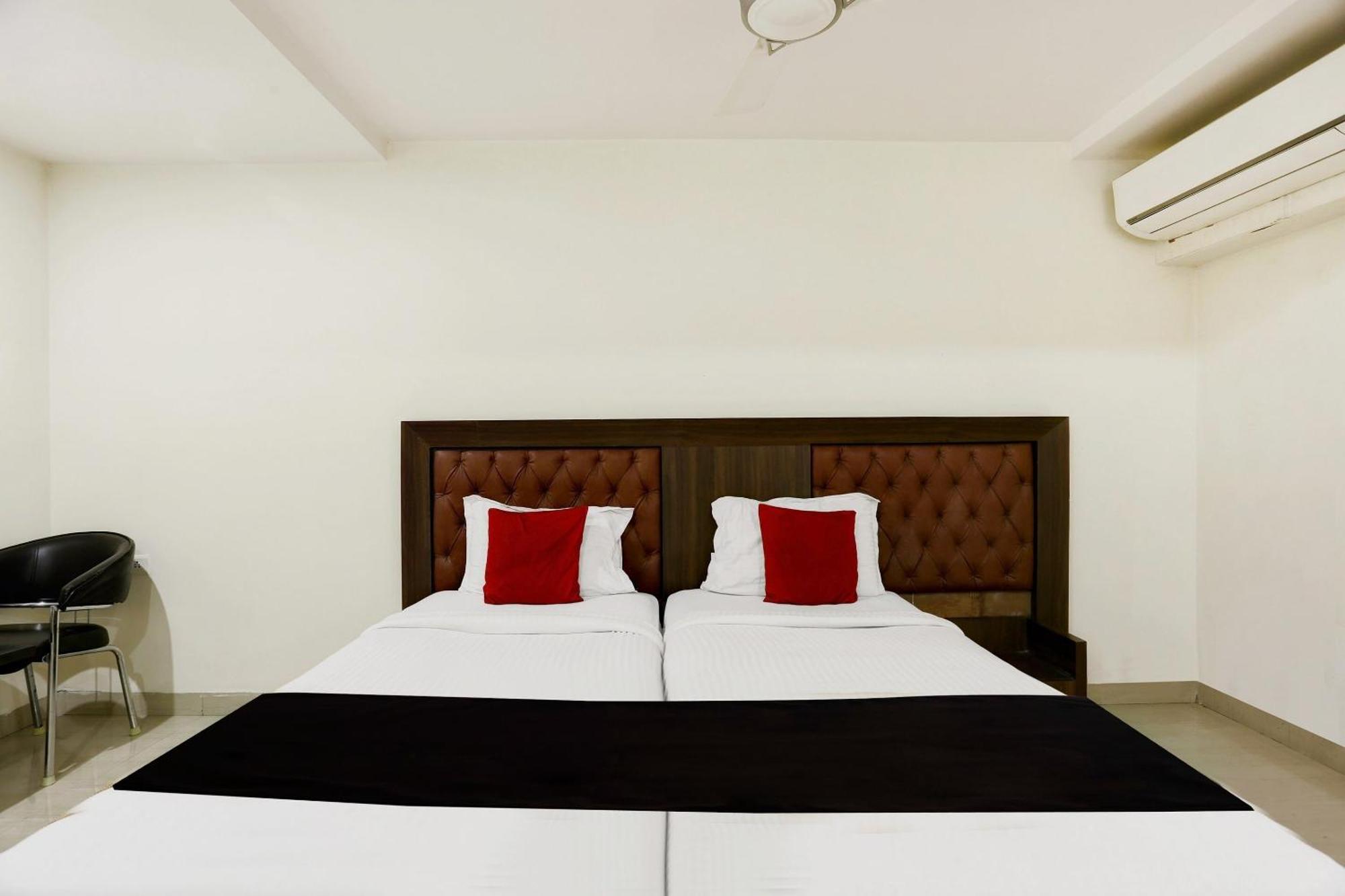 Townhouse Halcyon Deccan Inn Near Shilparamam Kondapur  Экстерьер фото