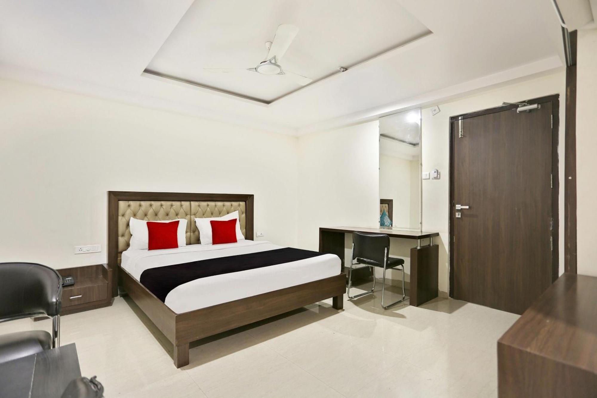 Townhouse Halcyon Deccan Inn Near Shilparamam Kondapur  Экстерьер фото